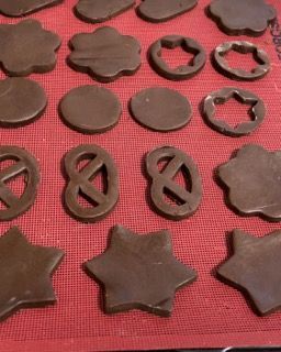 Un mucchio di cioccolatini di diverse forme su un panno rosso