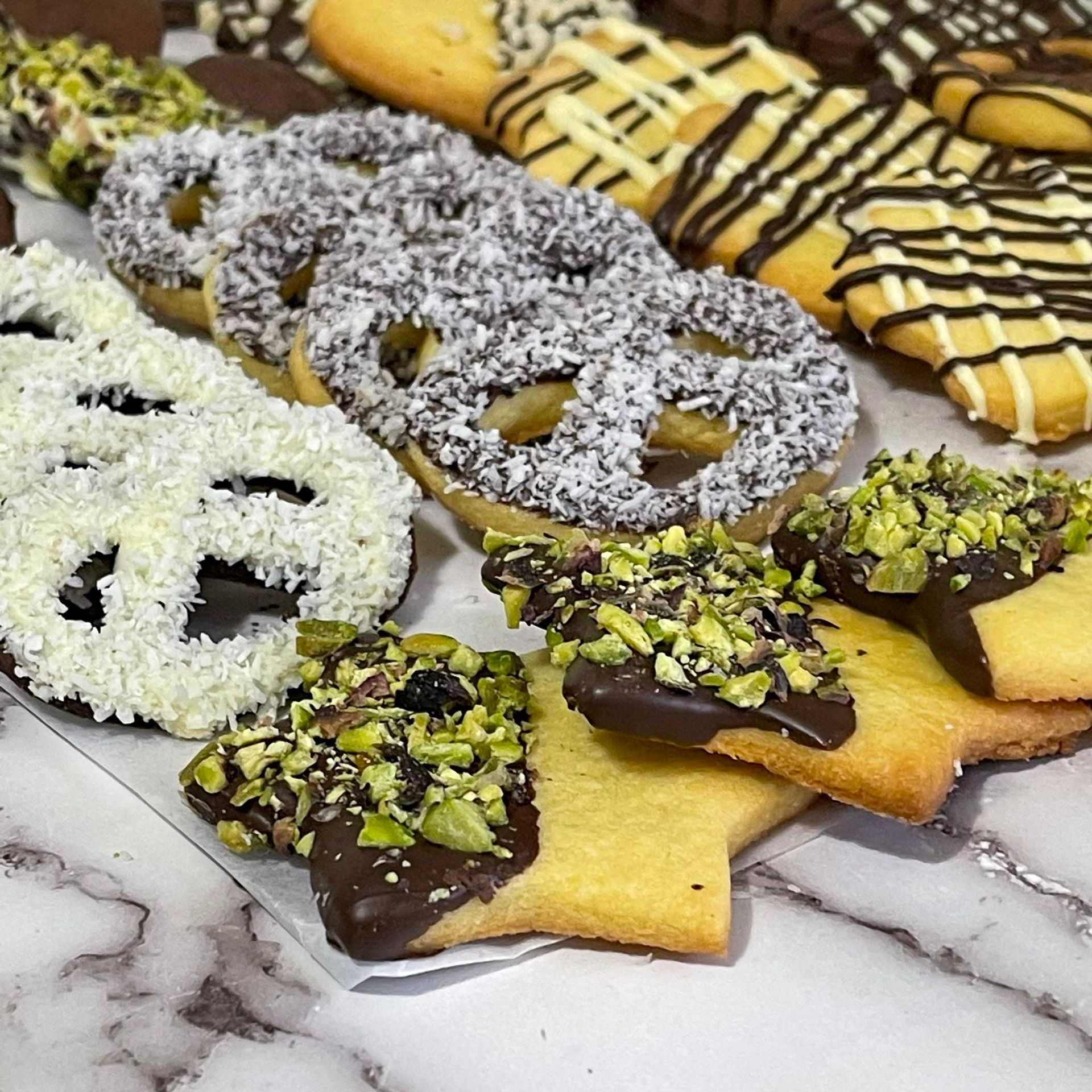 Ci sono molti tipi diversi di biscotti sul tavolo.