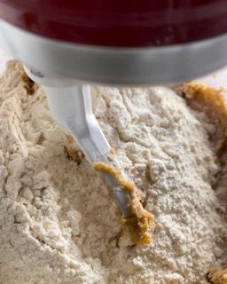 Un mixer sta mescolando un mucchio di farina e burro.