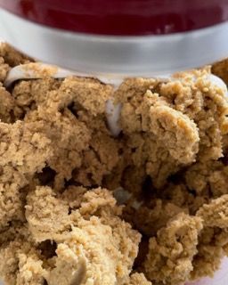 Un primo piano di un barattolo pieno di pasta per biscotti