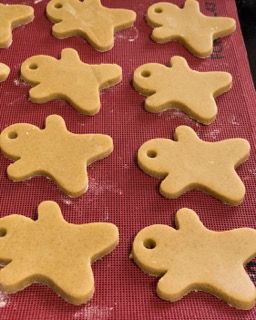 I biscotti di pan di zenzero sono appoggiati su un tappetino rosso