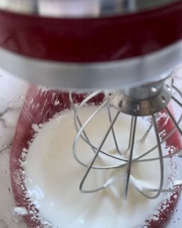 Un primo piano di un mixer con panna montata dentro