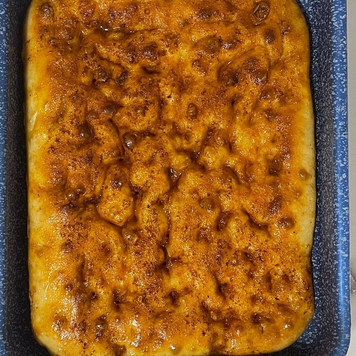 Primo piano di una casseruola piena di cibo.