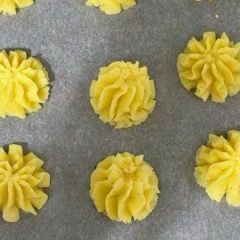 Un mazzo di fiori gialli è appoggiato su un tavolo.