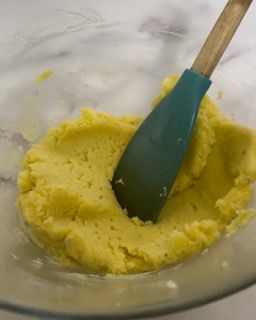 Una ciotola di purè di patate con una spatola dentro