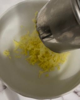 Si usa un aspirapolvere per grattugiare l'aglio in una ciotola.