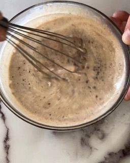 Una persona sta sbattendo una ciotola di salsa con una frusta.