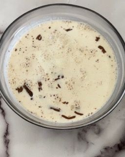 Un primo piano di una ciotola di zuppa su un tavolo