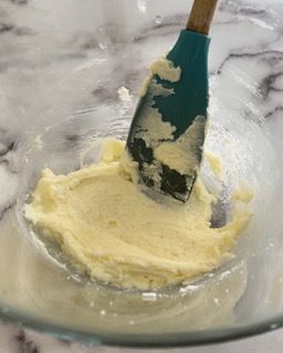 Una ciotola di burro con una spatola dentro.