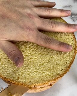 Un primo piano della mano di una persona su un pezzo di pane