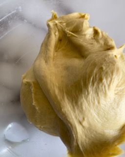 Primo piano di un pezzo di impasto in una ciotola.