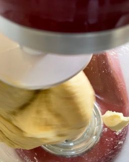 Un primo piano di un mixer con un impasto dentro