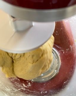 Un primo piano di un impasto in un'impastatrice