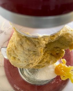 Primo piano di un impasto nel frullatore.