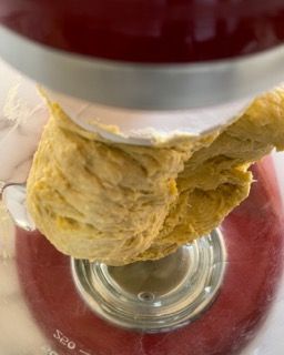 Un primo piano di un impasto in un frullatore