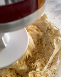 Primo piano di un mixer che mescola il cibo in una ciotola.