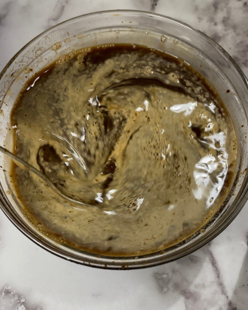 Una ciotola di caffè espresso pronto per inzuppare i savoiardi del tiramisu