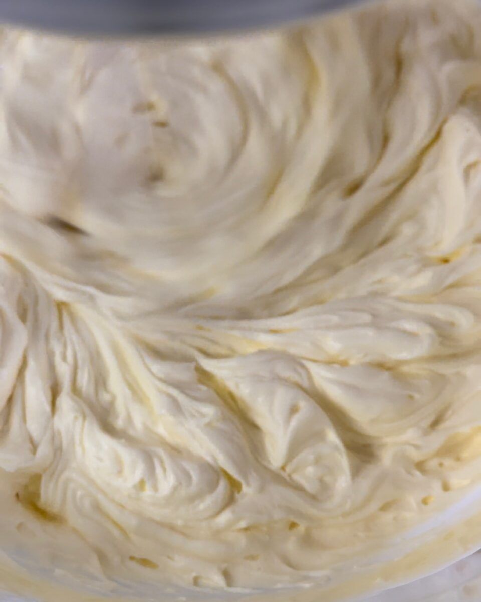 Un primo piano di panna montata in una ciotola.