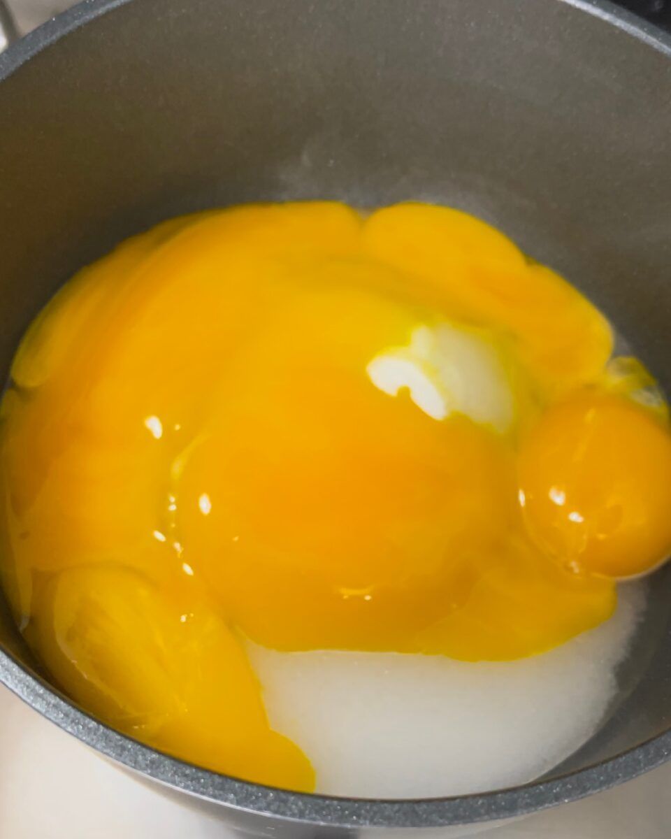 Un primo piano di un liquido giallo in una pentola