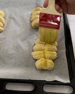 Una persona sta usando un pennello per spalmare l'olio sul pane
