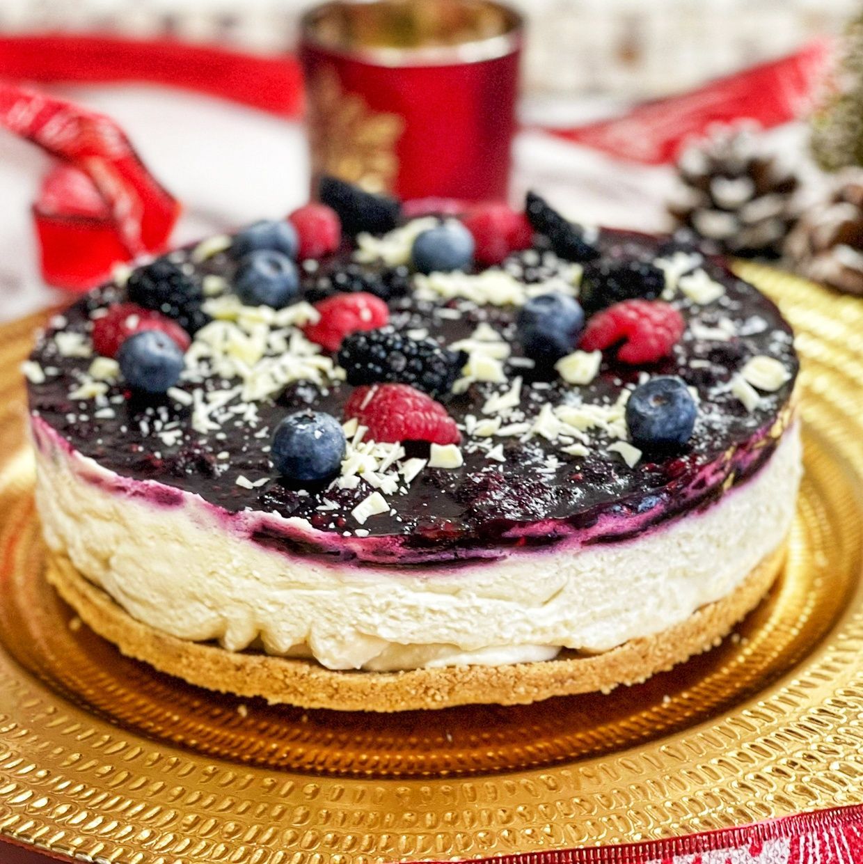 Una torta con sopra delle bacche è su un piatto.