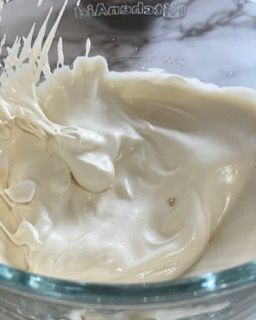 Un primo piano di uno schizzo di latte in una ciotola di vetro