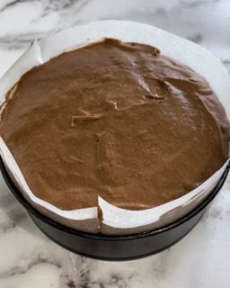 Un impasto per torta al cioccolato in una padella su un tavolo