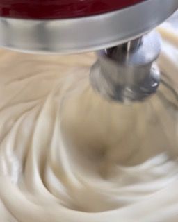 Primo piano di un mixer che prepara la panna montata.