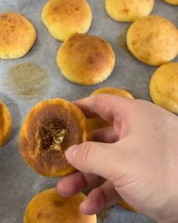 Una persona tiene in mano un biscotto con un buco