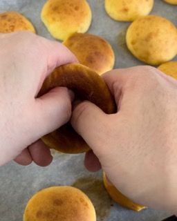 Una persona tiene in mano un pezzo di pane