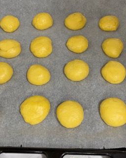 Un mucchio di palline gialle su una teglia da forno