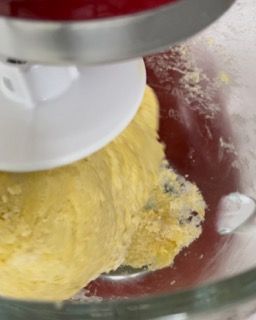 Un mixer sta mescolando un impasto in una ciotola di vetro.