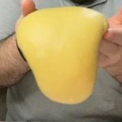 Una persona tiene in mano un oggetto giallo.
