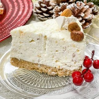 Una fetta di cheesecake con pigne sullo sfondo