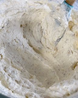 Una ciotola di panna montata con una spatola dentro