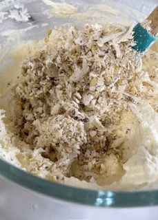 Un primo piano di una ciotola di cibo con una spatola dentro.