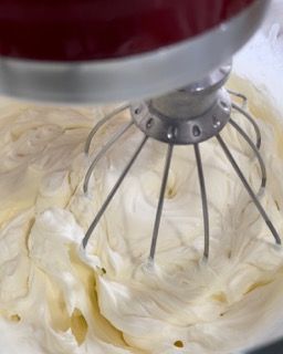 Un primo piano di un mixer con panna montata dentro