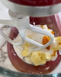 Un primo piano di un mixer con burro e zucchero dentro