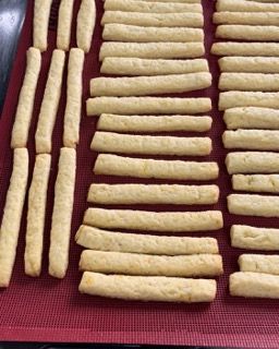 Un mucchio di biscotti è appoggiato su uno zerbino rosso.