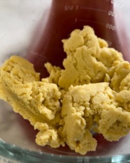 Un primo piano di un pezzo di pasta in una ciotola di vetro