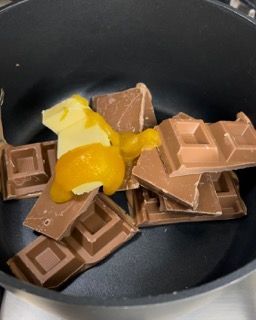 Una padella piena di cioccolato e burro su un fornello