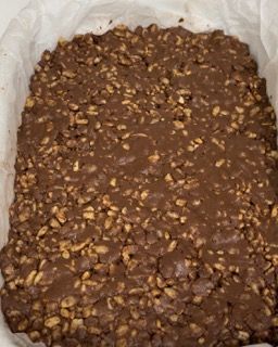Un primo piano di un brownie con cioccolato e noci