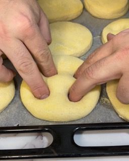 Una persona sta mettendo le dita in una ciambella