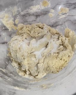 Primo piano di una ciotola di impasto su un tavolo.