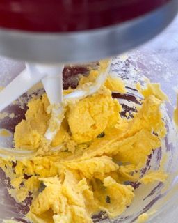 Un mixer sta mescolando il burro in una ciotola di vetro