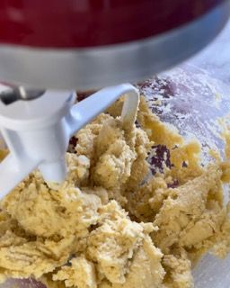 Un'impastatrice sta impastando l'impasto in una ciotola.