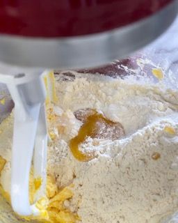 Primo piano di un mixer che mescola gli ingredienti in una ciotola.