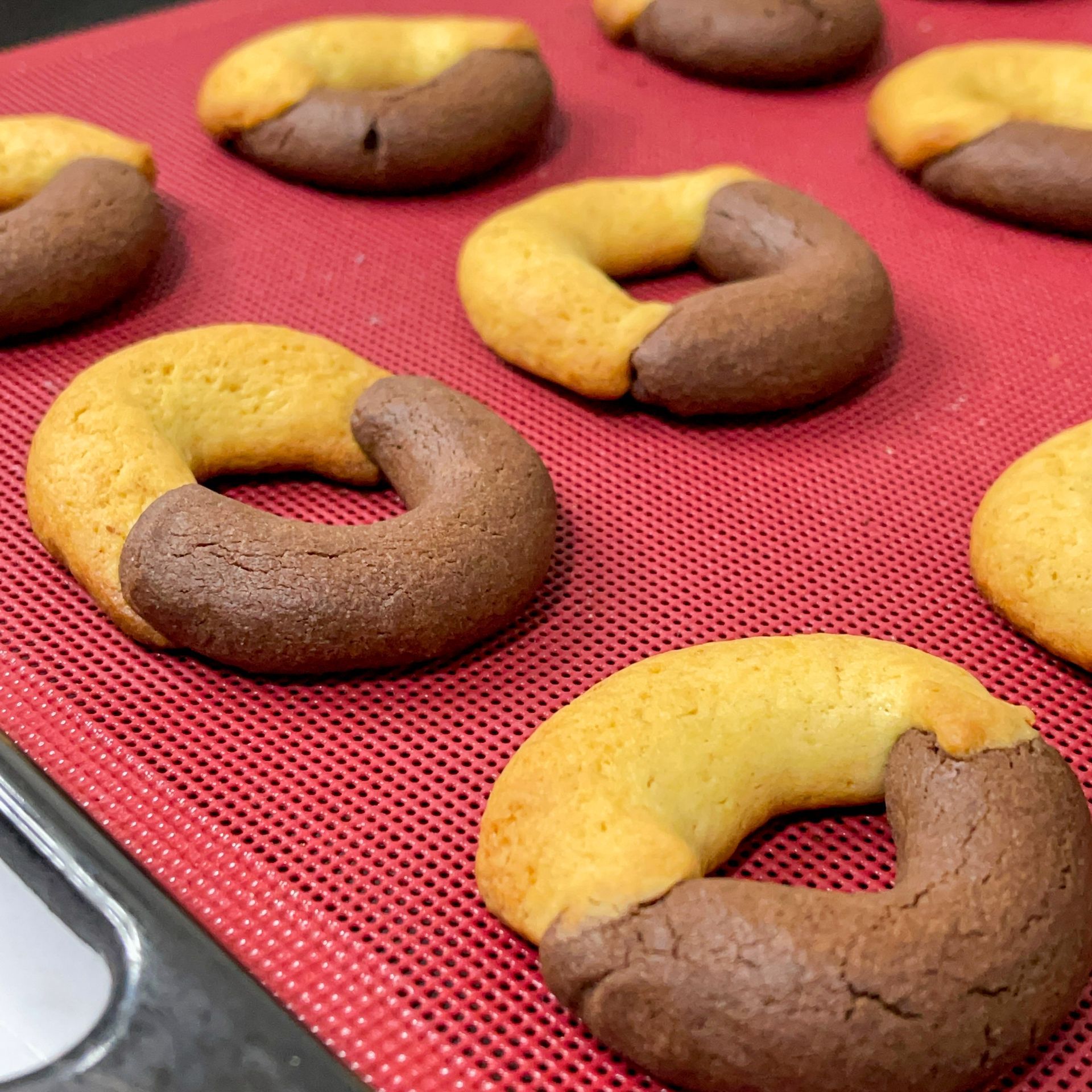 Un mucchio di biscotti è appoggiato su uno zerbino rosso.