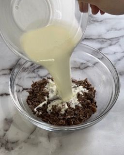 Una persona sta versando il latte in una ciotola di cereali.