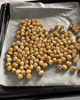 Un vassoio di ceci su un pezzo di carta oleata